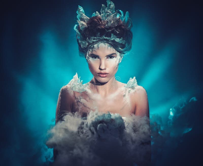 Retrato de la mujer de la fantasía de la belleza del invierno fotografía de archivo Retrato de la mujer de la fantasía de la belleza del invierno fotografía de archivo