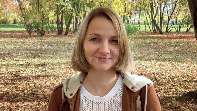 Retrato de la mujer en el parque