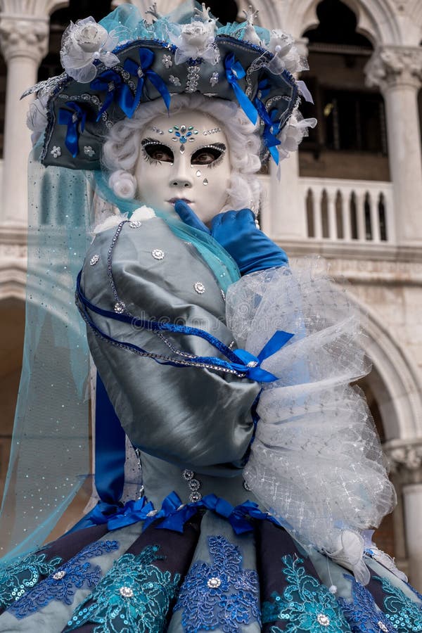 Mujer En Máscara Y Traje Con El Birdcage, Puente De Suspiros En El Fondo,  Durante El Carnaval De Venecia Foto de archivo editorial - Imagen de  decorativo, belleza: 113926858
