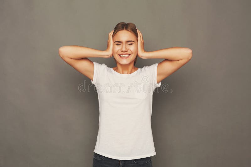 Retrato de la mujer enojada que lleva a cabo su cabeza imagenes de archivo Retrato de la mujer enojada que lleva a cabo su cabeza imagenes de archivo