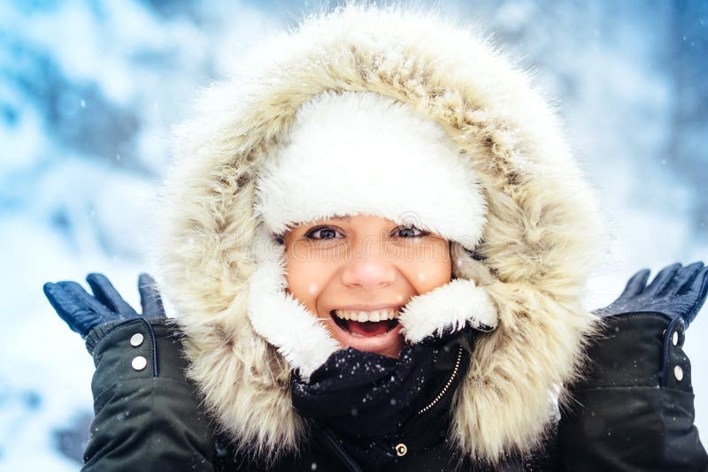 Retrato de la mujer feliz, sonriente, disfrutando de nieve y de días de invierno durante la estación fría Retrato elegante de la fotografía de archivo libre de regalías Retrato de la mujer feliz, sonriente, disfrutando de nieve y de días de invierno durante la estación fría Retrato elegante de la fotografía de archivo libre de regalías