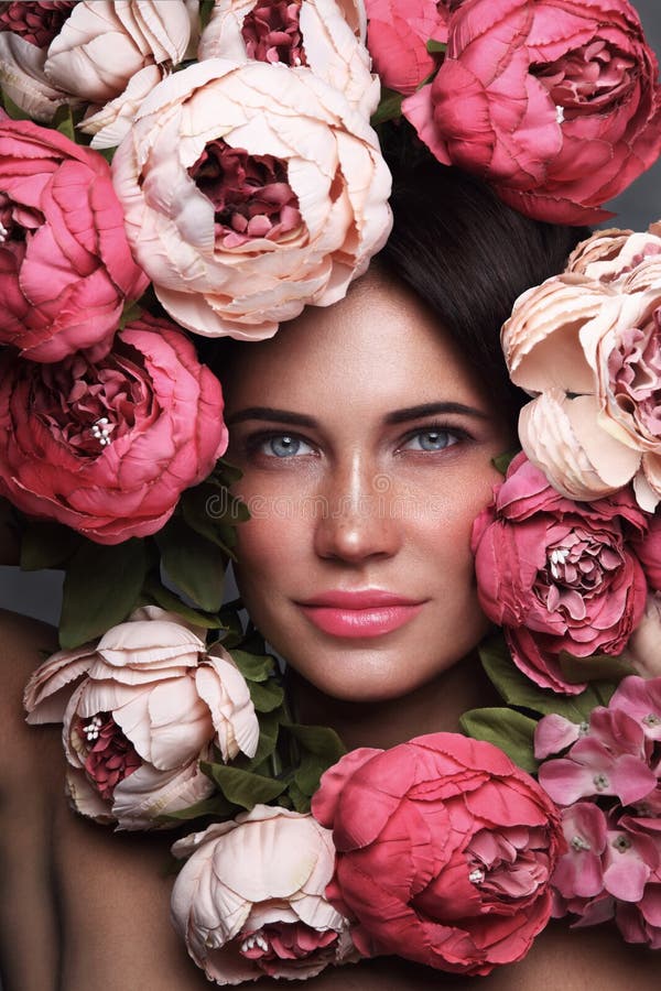 Retrato de la mujer hermosa con las flores alrededor de su cara imágenes de archivo libres de regalías Retrato de la mujer hermosa con las flores alrededor de su cara imágenes de archivo libres de regalías