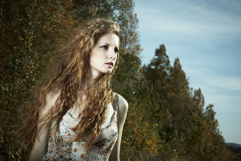 Retrato de la hermosa mujer sobre madera foto de archivo