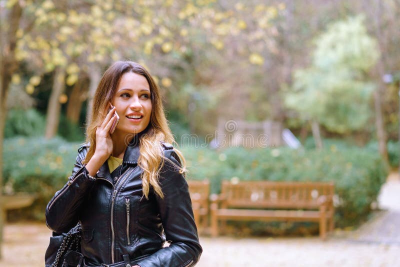 Retrato de la mujer hermosa que habla en smartphone fotografía de archivo Retrato de la mujer hermosa que habla en smartphone fotografía de archivo
