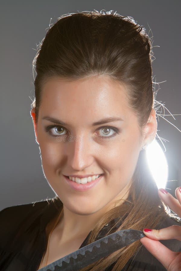 Retrato De La Mujer Hermosa Que Presenta En Estudio Con El Sable Foto