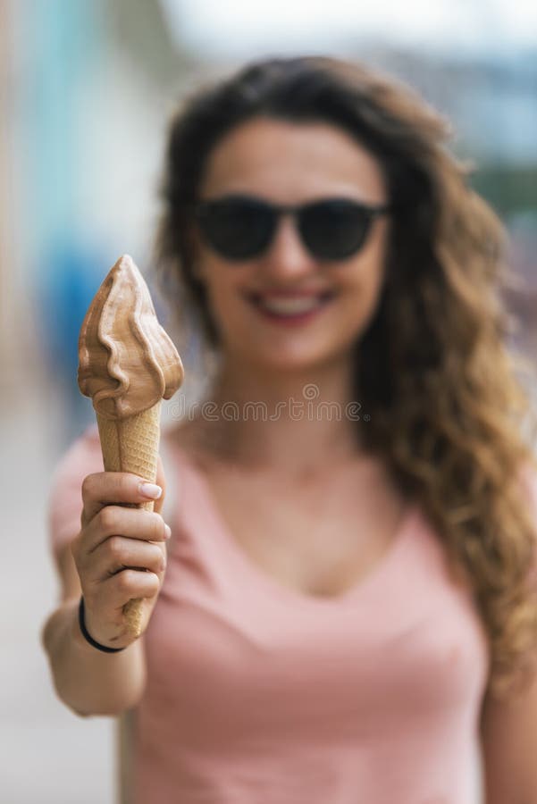 Retrato de la mujer hermosa que prueba un helado fotos de archivo Retrato de la mujer hermosa que prueba un helado fotos de archivo