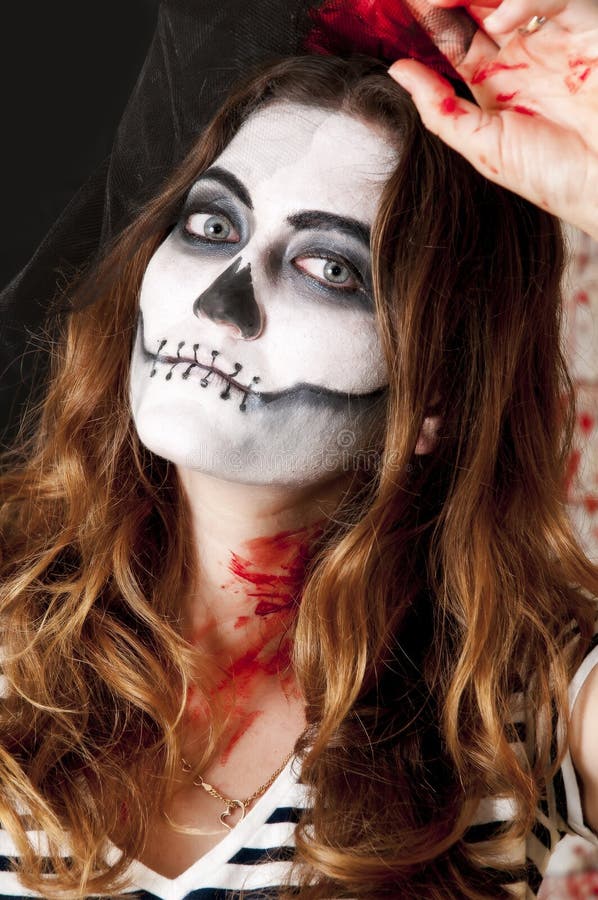  Retrato De La Mujer Joven Con Maquillaje Aterrorizante Concepto De La Mascarada De Los Días De Fiesta De Halloween Foto de archivo