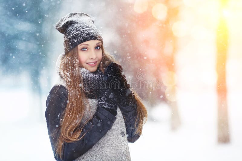Retrato de la mujer joven del invierno Belleza Girl modelo alegre que ríe y que se divierte en parque del invierno Mujer joven he foto de archivo libre de regalías Retrato de la mujer joven del invierno Belleza Girl modelo alegre que ríe y que se divierte en parque del invierno Mujer joven he foto de archivo libre de regalías