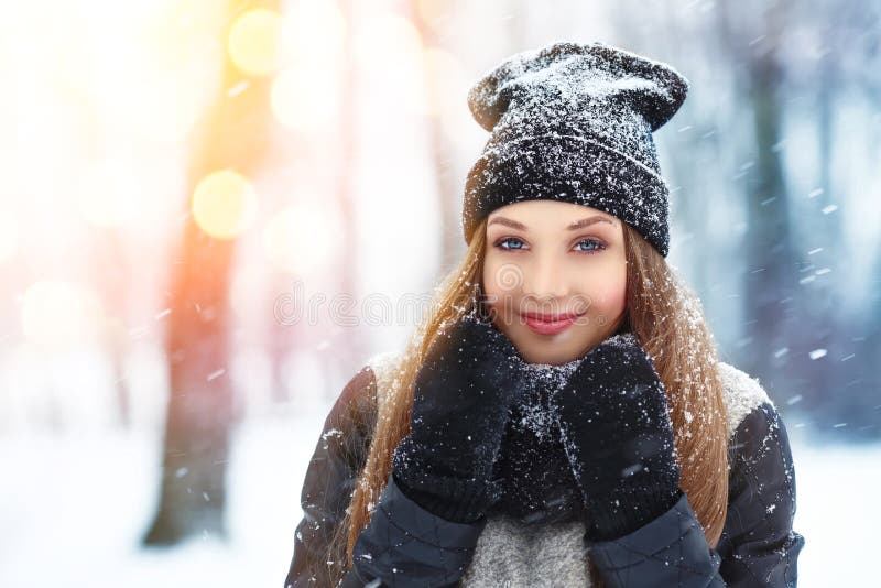 Retrato de la mujer joven del invierno Belleza Girl modelo alegre que ríe y que se divierte en parque del invierno Mujer joven he imagen de archivo libre de regalías Retrato de la mujer joven del invierno Belleza Girl modelo alegre que ríe y que se divierte en parque del invierno Mujer joven he imagen de archivo libre de regalías