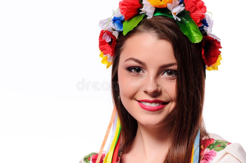 Retrato de la mujer joven hermosa con la guirnalda de la Navidad imagenes de archivo Retrato de la mujer joven hermosa con la guirnalda de la Navidad imagenes de archivo