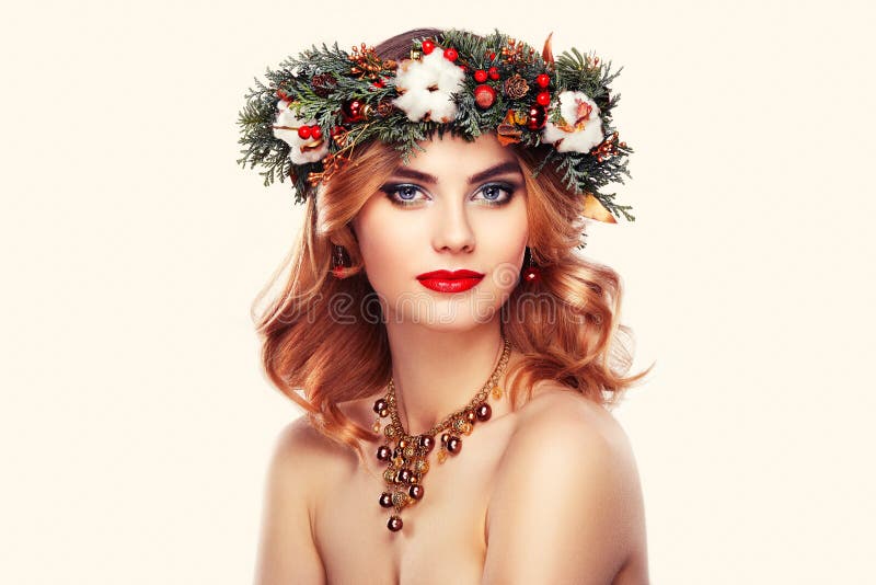 Retrato de la mujer joven hermosa con la guirnalda de la Navidad fotos de archivo libres de regalías Retrato de la mujer joven hermosa con la guirnalda de la Navidad fotos de archivo libres de regalías