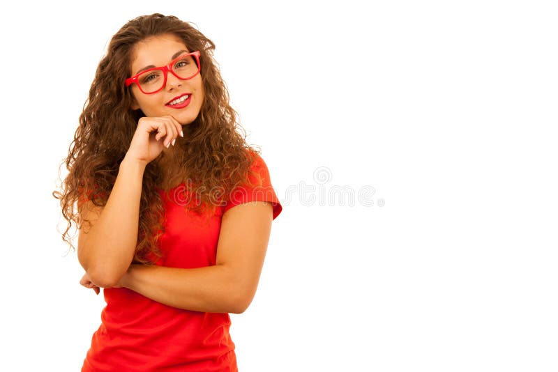 Retrato de la mujer joven hermosa en camiseta roja y de pantalones cortos aislados sobre el fondo blanco imagen de archivo Retrato de la mujer joven hermosa en camiseta roja y de pantalones cortos aislados sobre el fondo blanco imagen de archivo