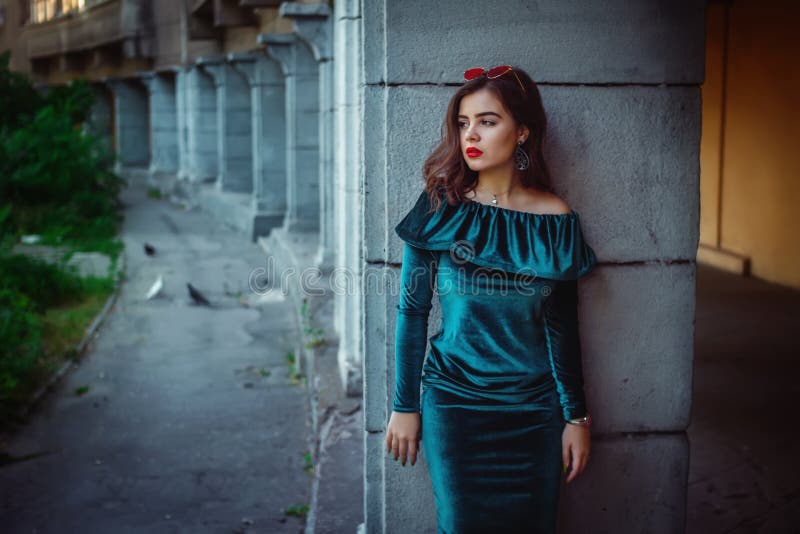 Retrato de la mujer joven hermosa que se coloca cerca del edificio viejo fotos de archivo Retrato de la mujer joven hermosa que se coloca cerca del edificio viejo fotos de archivo