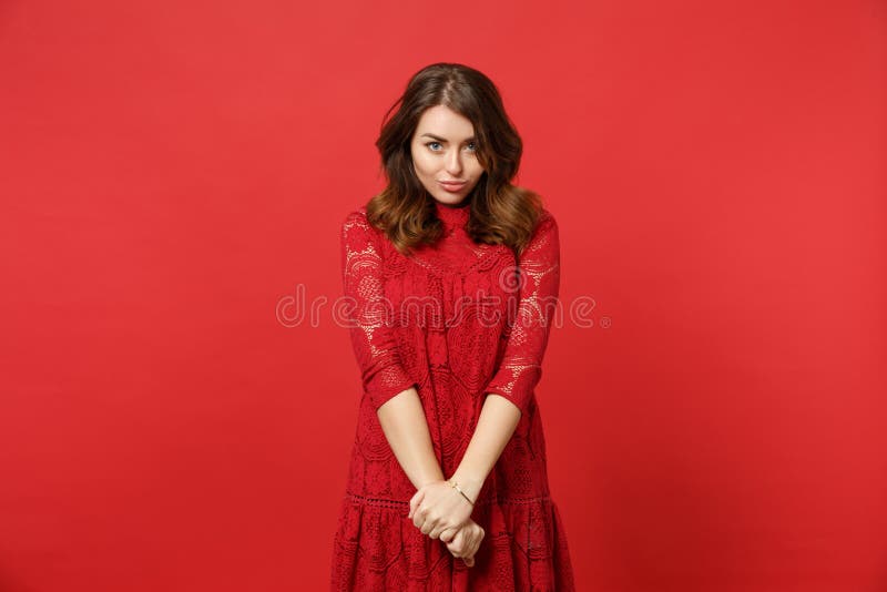 Retrato de la mujer joven linda bonita en el vestido del cordón que mira la cámara que pone las manos en la cabeza aislada en la imagen de archivo libre de regalías Retrato de la mujer joven linda bonita en el vestido del cordón que mira la cámara que pone las manos en la cabeza aislada en la imagen de archivo libre de regalías