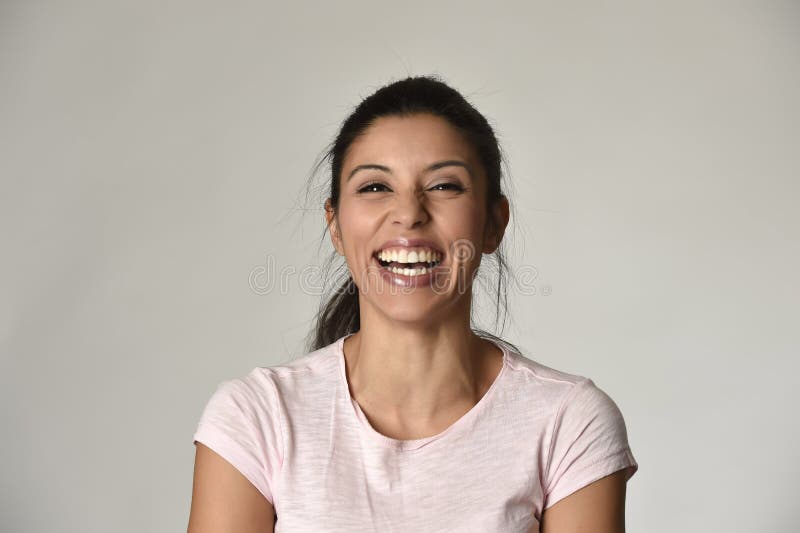 Retrato de la mujer latina hermosa y feliz joven con la sonrisa dentuda grande emocionada y alegre