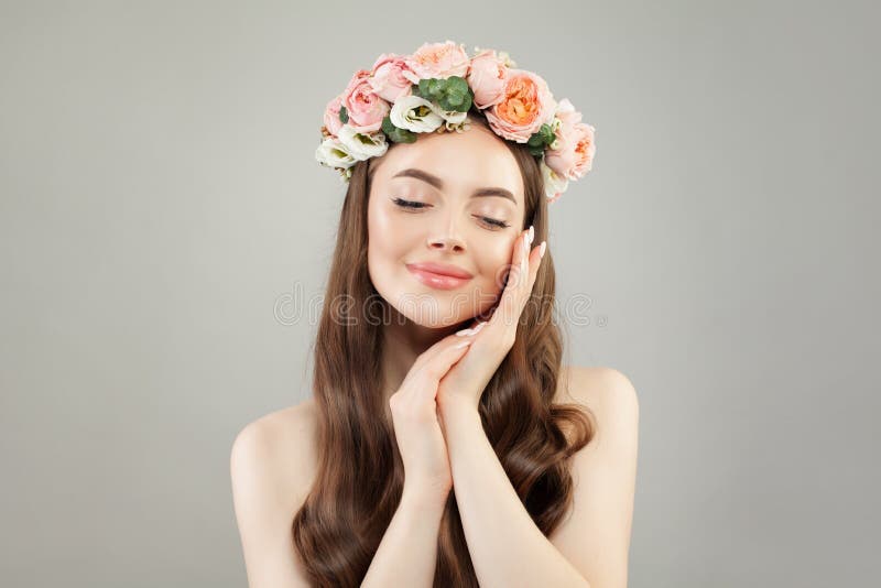 Retrato de la mujer linda Modelo hermoso con la piel clara, el pelo largo y las flores Relajación, aromatherapy foto de archivo libre de regalías Retrato de la mujer linda Modelo hermoso con la piel clara, el pelo largo y las flores Relajación, aromatherapy foto de archivo libre de regalías
