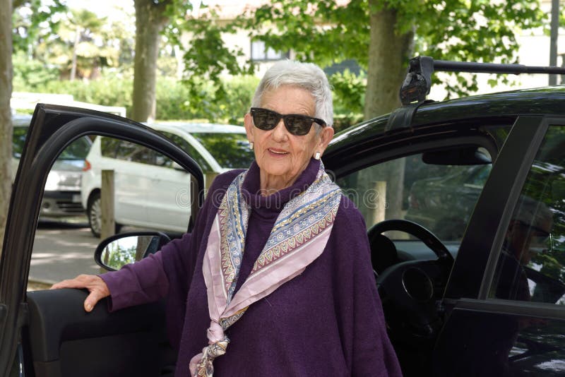 Retrato de la mujer mayor con el coche imagenes de archivo Retrato de la mujer mayor con el coche imagenes de archivo