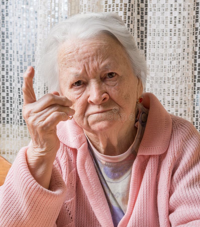 Retrato de la mujer mayor en gesto enojado foto de archivo libre de regalías Retrato de la mujer mayor en gesto enojado foto de archivo libre de regalías