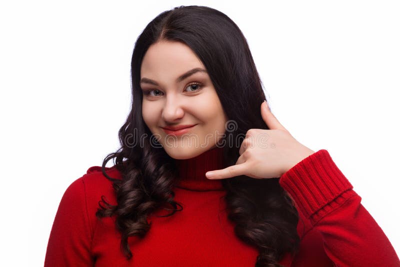 Retrato de la mujer morena que me toma a una llamada gesto, aislado imagen de archivo libre de regalías Retrato de la mujer morena que me toma a una llamada gesto, aislado imagen de archivo libre de regalías