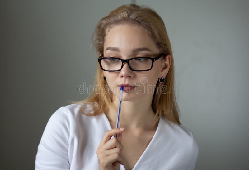 Retrato de la mujer de negocios de pensamiento joven que mira abajo fotografía de archivo Retrato de la mujer de negocios de pensamiento joven que mira abajo fotografía de archivo