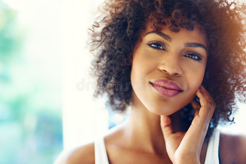 Retrato de la mujer negra joven sonriente en sol imagenes de archivo