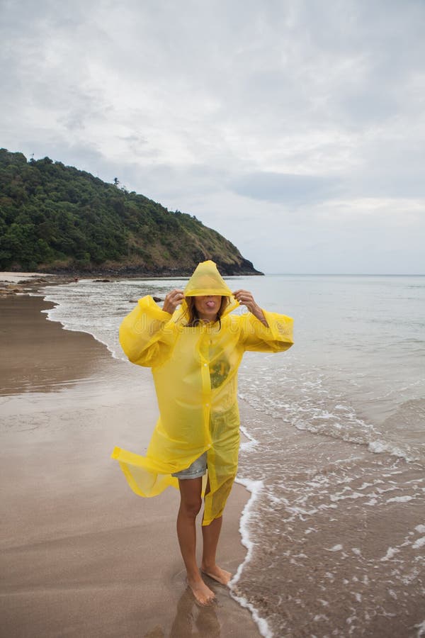Retrato de la mujer que lleva un impermeable amarillo fotografía de archivo libre de regalías Retrato de la mujer que lleva un impermeable amarillo fotografía de archivo libre de regalías