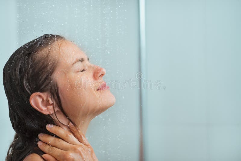 Retrato de la mujer que toma la ducha