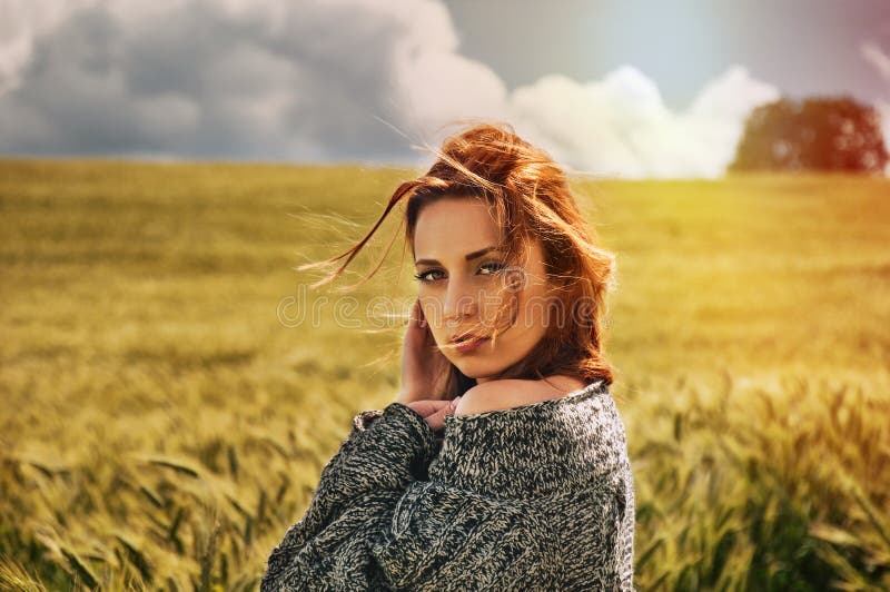 Retrato de la mujer roja joven sensual del pelo en vista impresionante a imagen de archivo Retrato de la mujer roja joven sensual del pelo en vista impresionante a imagen de archivo