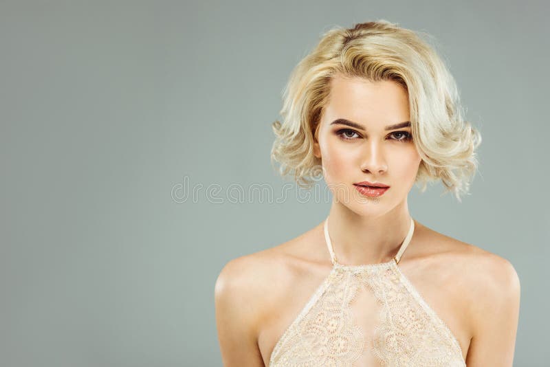 retrato de la mujer rubia en el sujetador blanco del cordón, fotografía de archivo libre de regalías retrato de la mujer rubia en el sujetador blanco del cordón, fotografía de archivo libre de regalías