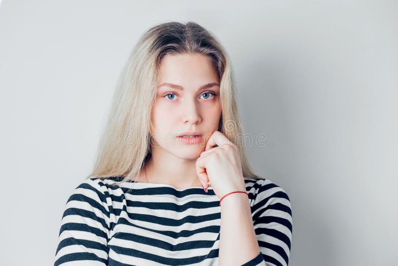 Retrato de la mujer rubia hermosa con la piel limpia, maquillaje natural en fondo blanco aislado Primer, horizontal, espacio de l fotografía de archivo Retrato de la mujer rubia hermosa con la piel limpia, maquillaje natural en fondo blanco aislado Primer, horizontal, espacio de l fotografía de archivo