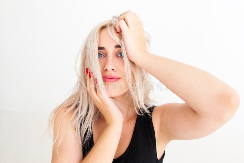 Retrato de la mujer rubia que toma la decisión difícil fotos de archivo Retrato de la mujer rubia que toma la decisión difícil fotos de archivo