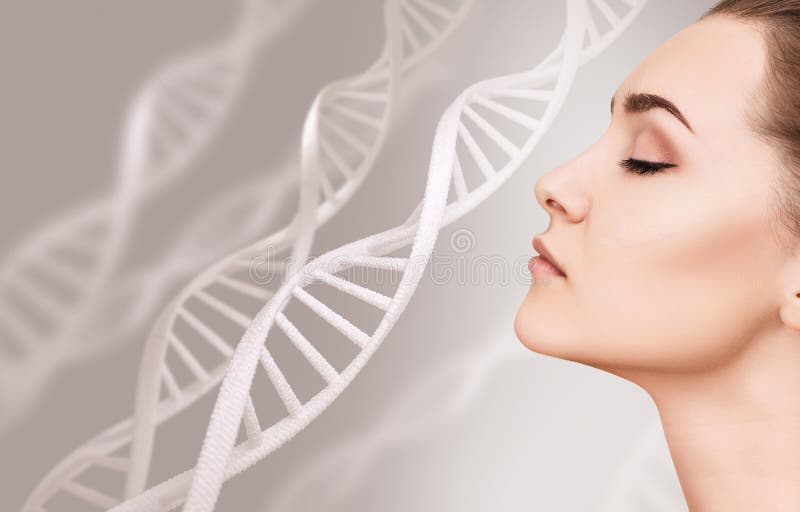 Retrato de la mujer sensual entre cadenas de la DNA imagen de archivo libre de regalías Retrato de la mujer sensual entre cadenas de la DNA imagen de archivo libre de regalías