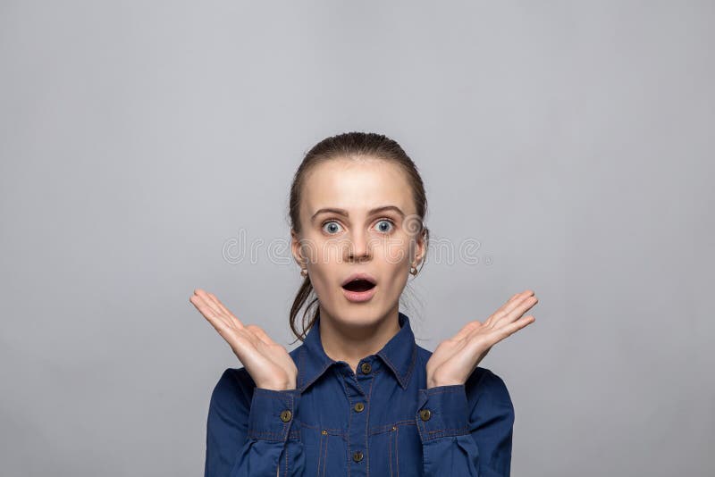 Retrato de la mujer shoked con la boca abierta foto de archivo libre de regalías Retrato de la mujer shoked con la boca abierta foto de archivo libre de regalías