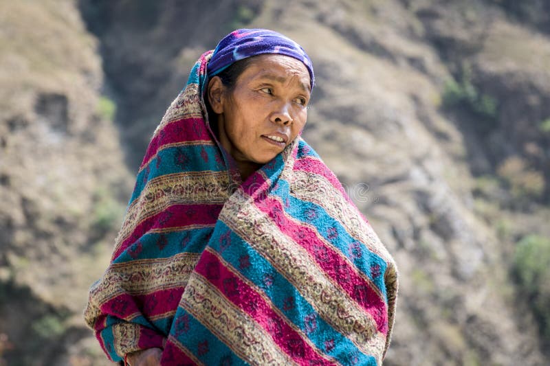 Retrato de la mujer tibetana en las montañas de Himalaya fotos de archivo Retrato de la mujer tibetana en las montañas de Himalaya fotos de archivo
