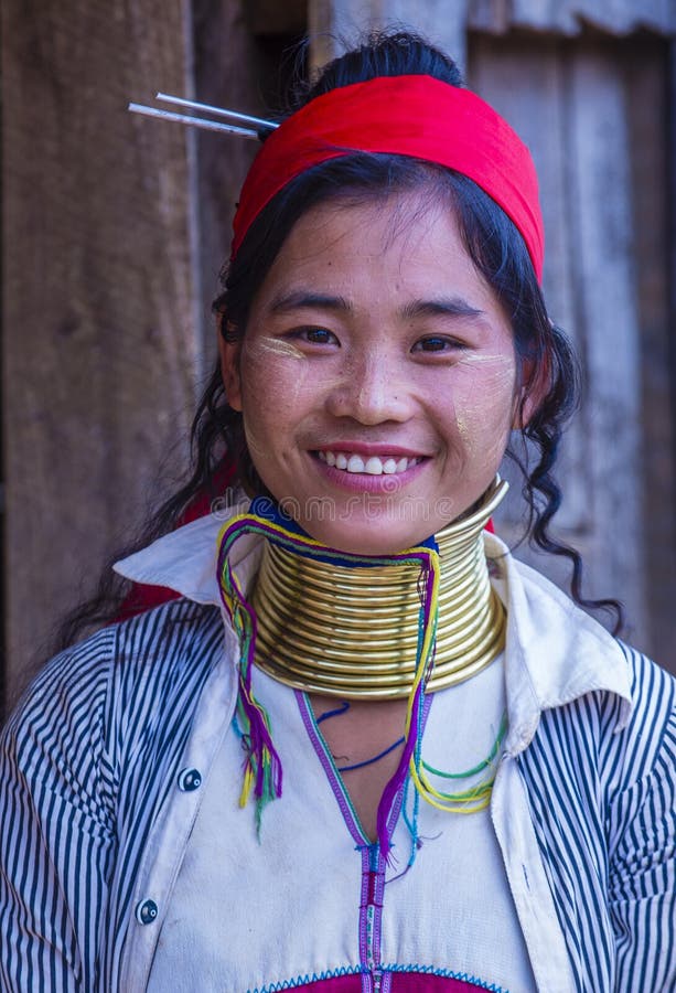Retrato de la mujer de la tribu de Kayan en Myanmar fotografía de archivo Retrato de la mujer de la tribu de Kayan en Myanmar fotografía de archivo