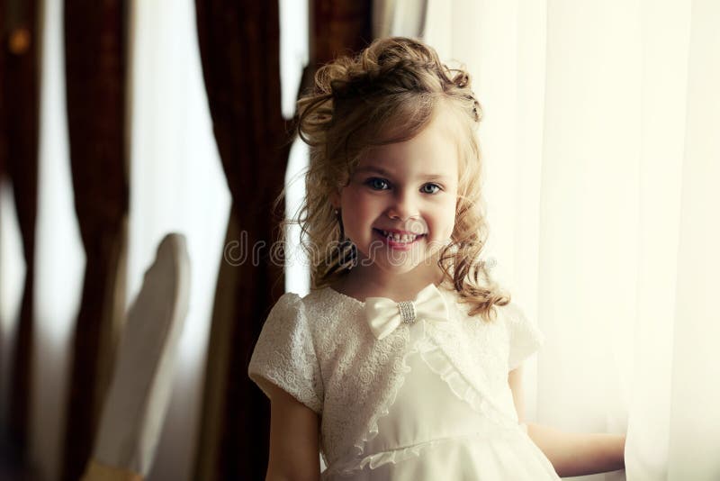 Retrato de la niña adorable con los rizos fotografía de archivo