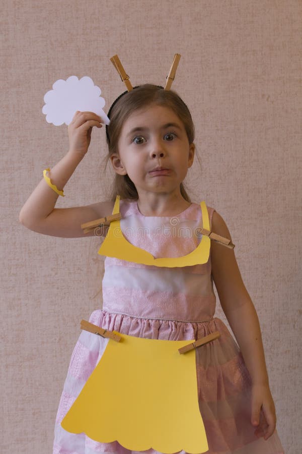 Retrato de la niña emocional en el traje hecho a mano que lleva a cabo la burbuja del discurso mirada de la cámara Espacio para e fotografía de archivo libre de regalías