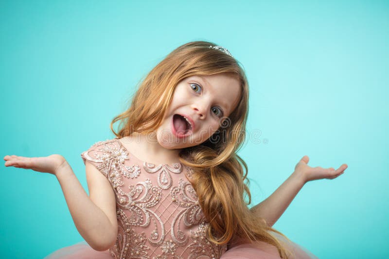 Retrato de la niña encantadora feliz linda en vestido de la princesa foto de archivo libre de regalías Retrato de la niña encantadora feliz linda en vestido de la princesa foto de archivo libre de regalías