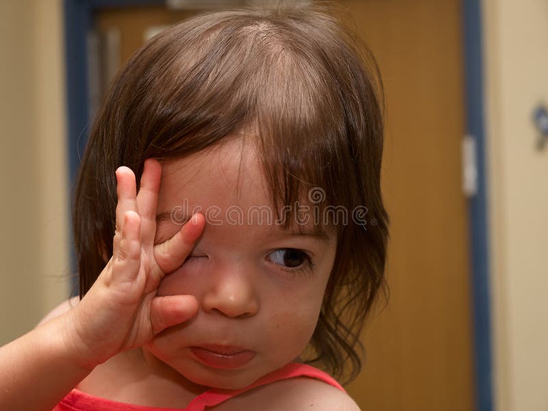 Retrato de la niña pequeña gritadora triste linda fotografía de archivo Retrato de la niña pequeña gritadora triste linda fotografía de archivo