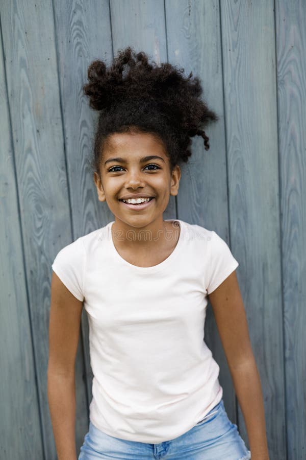 Retrato de la niña que se coloca al aire libre imagen de archivo libre de regalías Retrato de la niña que se coloca al aire libre imagen de archivo libre de regalías
