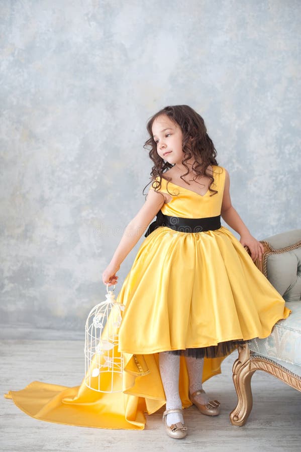 Retrato de la niña sonriente en vestido del oro de la princesa con las mariposas imágenes de archivo libres de regalías Retrato de la niña sonriente en vestido del oro de la princesa con las mariposas imágenes de archivo libres de regalías