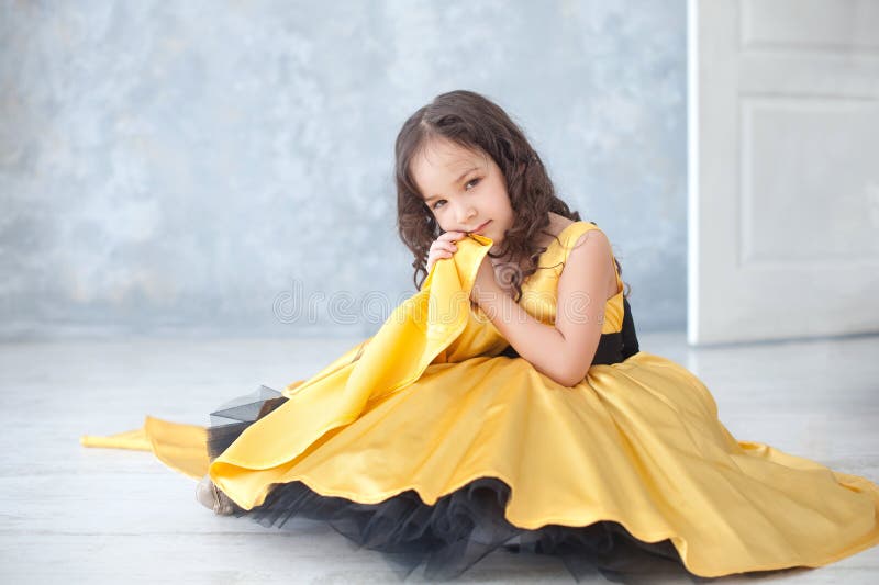 Retrato de la niña sonriente en vestido del oro de la princesa con las mariposas imágenes de archivo libres de regalías Retrato de la niña sonriente en vestido del oro de la princesa con las mariposas imágenes de archivo libres de regalías