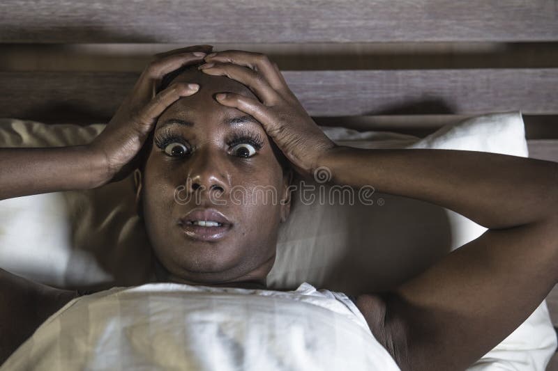 Retrato de la noche de la forma de vida de los jóvenes asustados y de la mujer afroamericana negra subrayada presionada en incapa fotografía de archivo libre de regalías Retrato de la noche de la forma de vida de los jóvenes asustados y de la mujer afroamericana negra subrayada presionada en incapa fotografía de archivo libre de regalías