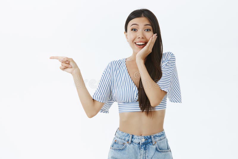 Retrato de la novia tocada emotiva encantada y sorprendida con la blusa cosechada que toca la mejilla sorprendente y satisfecha foto de archivo libre de regalías Retrato de la novia tocada emotiva encantada y sorprendida con la blusa cosechada que toca la mejilla sorprendente y satisfecha foto de archivo libre de regalías