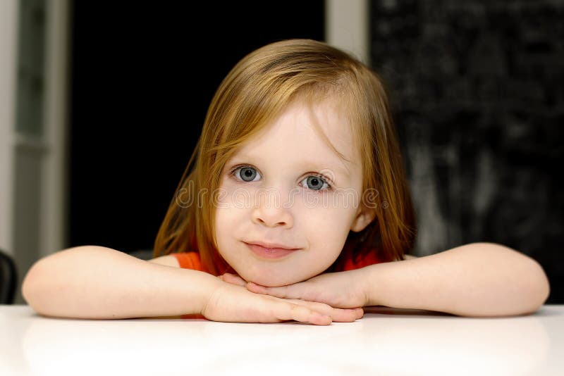 Retrato Del Bebé De Ojos Azules Feliz (1 Mes) Imagen de archivo