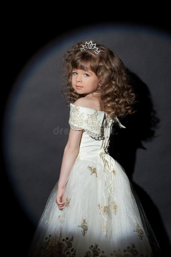 Retrato de una adorable princesita con corona fotografía de archivo libre de regalías
