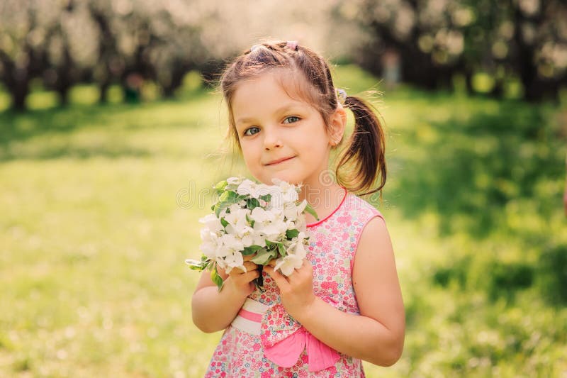 Retrato de la primavera de la muchacha sonriente linda del niño foto de archivo Retrato de la primavera de la muchacha sonriente linda del niño foto de archivo