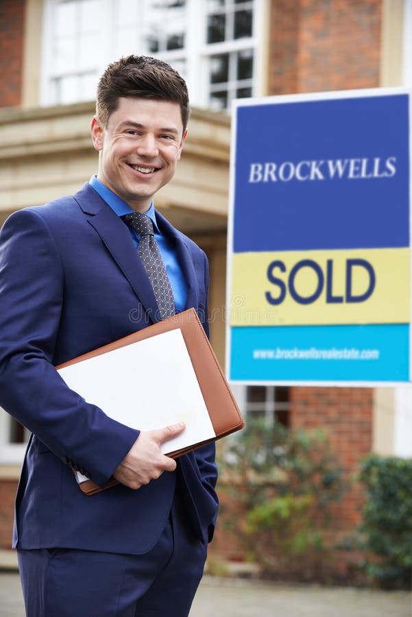 Retrato de la propiedad residencial del exterior derecho masculino del agente inmobiliario con Sig vendidos imagen de archivo Retrato de la propiedad residencial del exterior derecho masculino del agente inmobiliario con Sig vendidos imagen de archivo