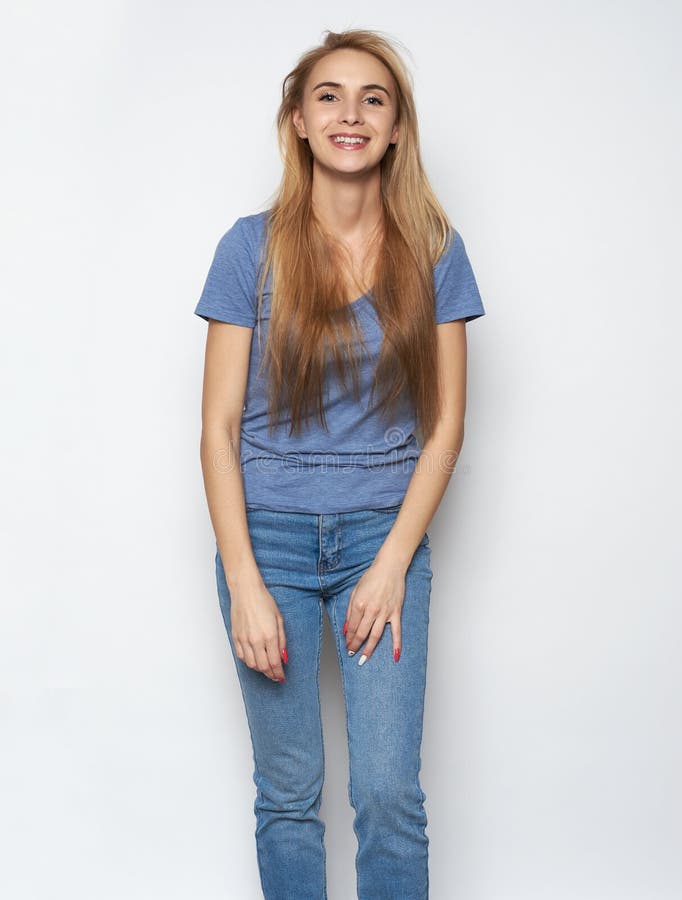 Retrato de la risa caucásica apuesta emotiva de la mujer foto de archivo Retrato de la risa caucásica apuesta emotiva de la mujer foto de archivo