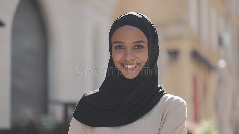 Retrato de la risa del pañuelo del hijab de la mujer que lleva musulmán hermosa joven alegre en la ciudad vieja Cierre para arrib